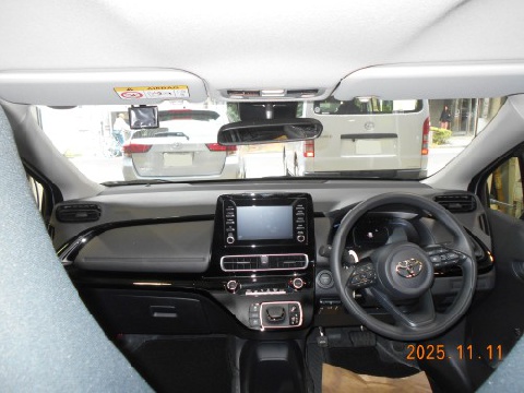 コンパクトハイブリットカー1台入庫しました。