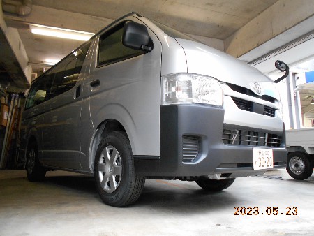 各店舗に資材を運ぶ車を探して東京ビジネスカーズの短期...